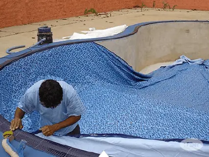 Instalador fixando o vinil