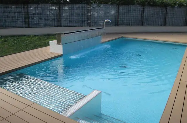 Piscina residencial com deck