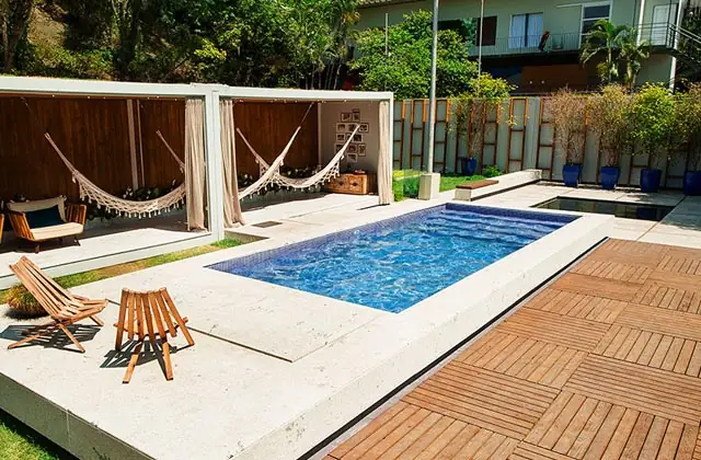 Área de lazer com piscina