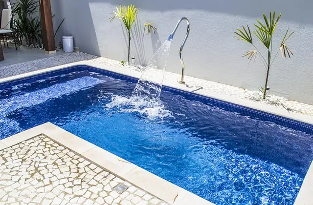 Piscina residencial com cascata atendida pela Cuidados e Reparos